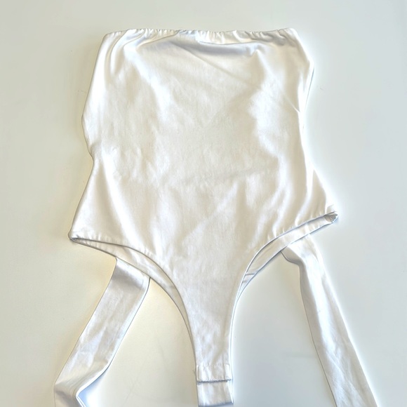 superdown • Revolve • Chelsea Strapless Bodysuit - Picture 4 of 7